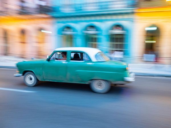 Merrill Images 아티스트의 Cuba-Havana-Havana Vieja-UNESCO World Heritage Site-classic car in motion작품입니다.